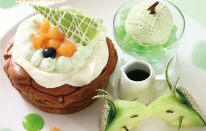 7月限定パンケーキ「完熟メロンとティラミスクリームのプレミアムドルチェパンケーキ 〜追いメロンソースを添えて〜」